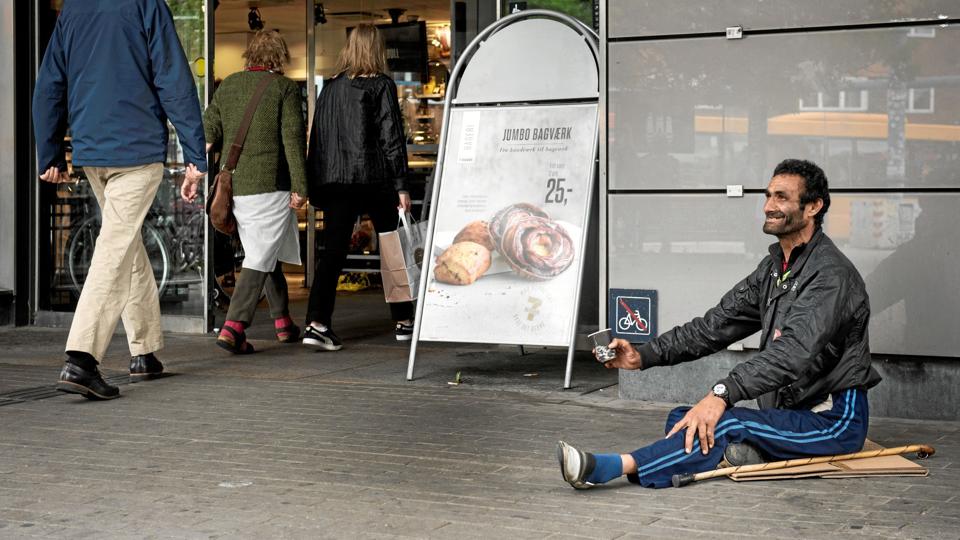 Tigger i Aarhus. Når tiggeri sker ved et supermarked kan det siden i sommer umiddelbart give to ugers fængsel. Tidligere skulle der en advarsel til først. Foto: Sofie Mathiassen/Scanpix <i>Scanpix Denmark</i>