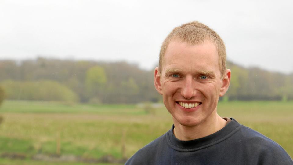 Økologisk smågriseproducent Thomas Bertram viser sin bedrift frem for interesserede. Privatfoto