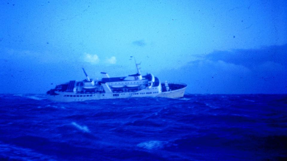 Færgen ”Skagerak” forliser ud for Lønstrup 7. september 1966. Billedet er taget fra inspektionsskibet Fylla. Foto:  Ivan Villumsen / Historisk Arkiv Hjørring