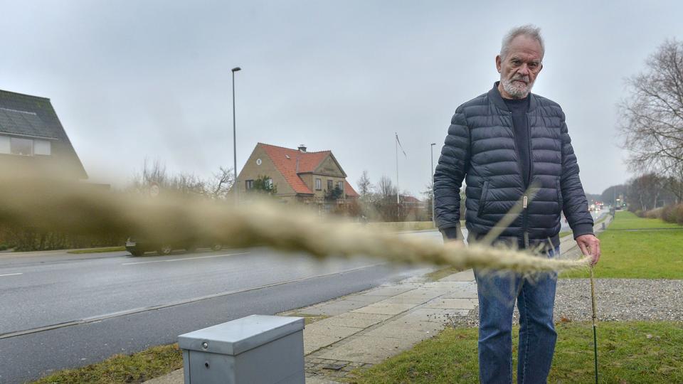Leif Larsen, der bor på Hasserisvej, har været nødsaget til at indhegne sin grønne rabat for at kunne benytte den til parkering. Arkivfoto: Jesper Thomasen