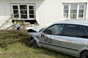 Bil ramte hus efter uheld