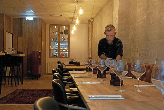 Restaurantchef Lasse Mehlsen gør klar til de første gæster. Foto: Lasse Sand