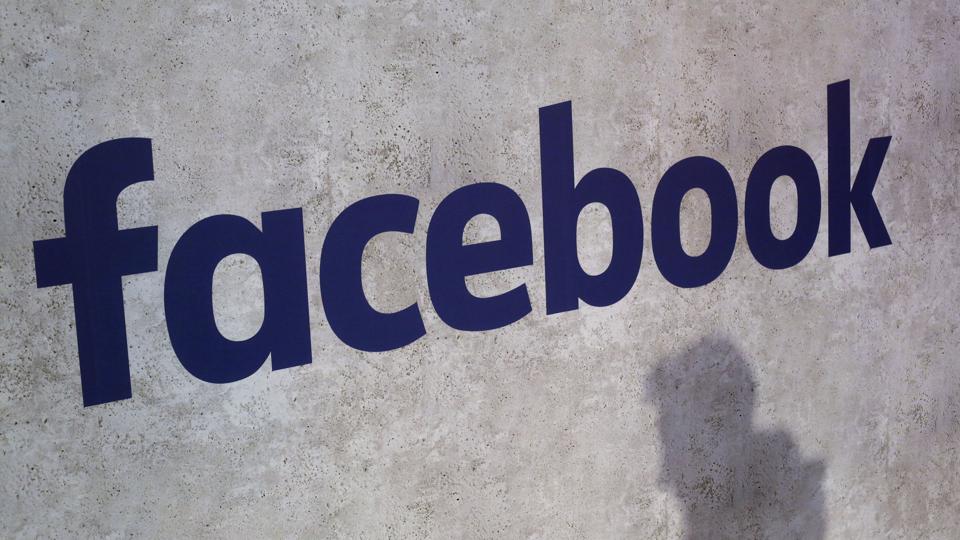 Facebook er i færd med at undersøge muligheden for at samarbejde med andre lande om at hjælpe potentielle ofre for hævnporno ved at tilbyde dem, at de kan sende nøgenbilleder af sig selv til det sociale medie. /ritzau/AP/Thibault Camus/arkiv
