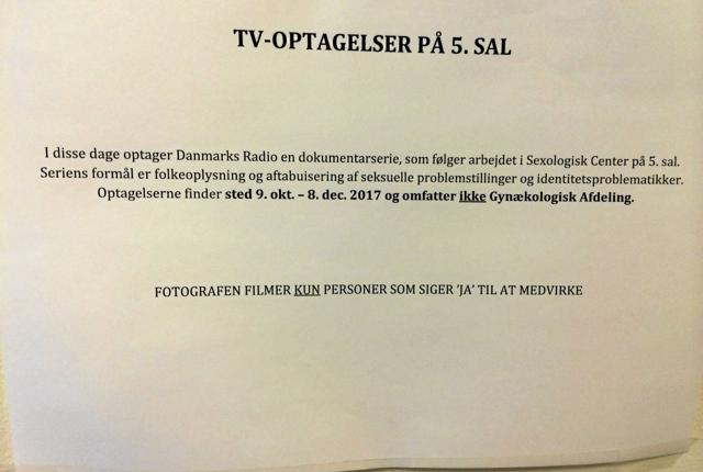 Patienter og besøgende på Aalborg Universitetshospital Nord bliver via ophængte sedler advaret om, at der foregår tv-optagelser på sygehuset. Foto: Torben O. Andersen