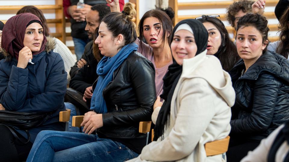 Spørgelysten blandt de omkring 80 fremmødte var stor. Til de der ikke var så stærk i dansk, var der tolke, som kunne bistå. <i>Laura Guldhammer</i>