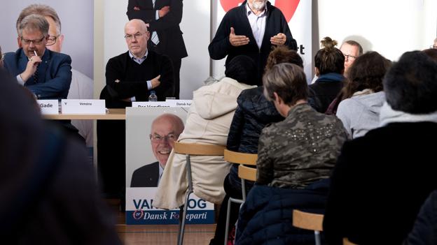 John Bjerg (NB), Erik Ingerslev (SF), Per Vandkrog (DF) og borgmester Mogens Gade (V) var tre af de i alt otte fremmødte kandidater. <i>Laura Guldhammer</i>