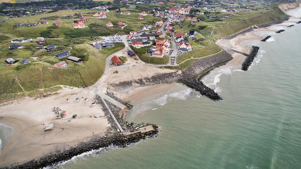 Nu skal grundejerforeningerne langs med kysten beslutte, hvor meget de vil bidrage med til kystsikringen, og så vil Hjørring Kommune også øge sit tilskud. Arkivfoto: Hans Ravn