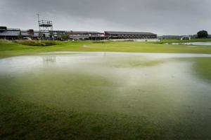 Voldsomt regnvejr stopper golfspillet