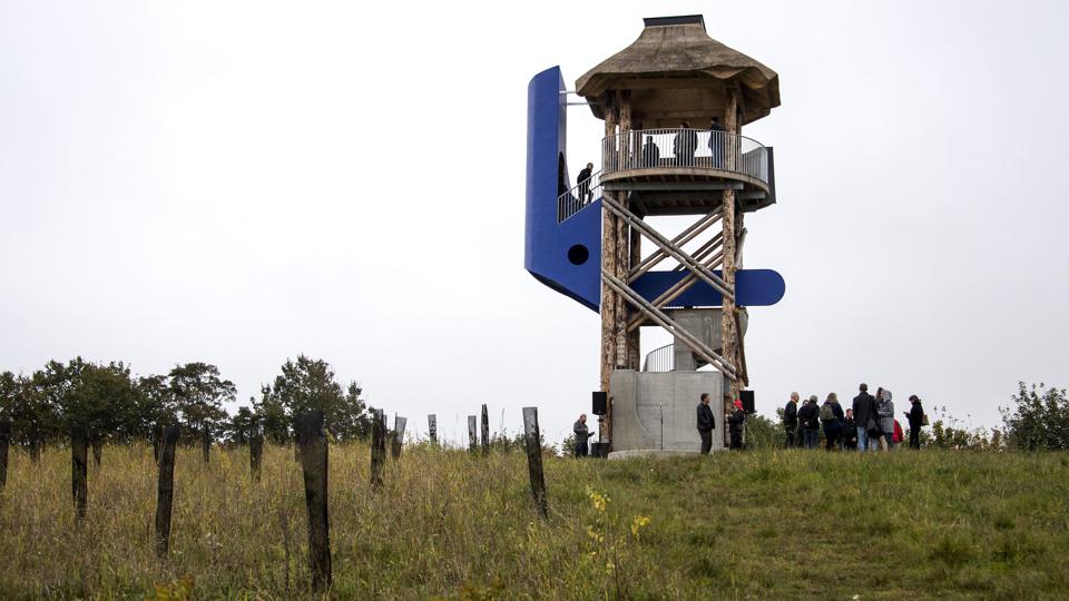 Mange besøgende kommer for at nyde udsigten, hvilket blandt andet kan ske fra fjordparkens spektakulære tårn. Arkivfoto: Laura Guldhammer <i>Laura Guldhammer</i>