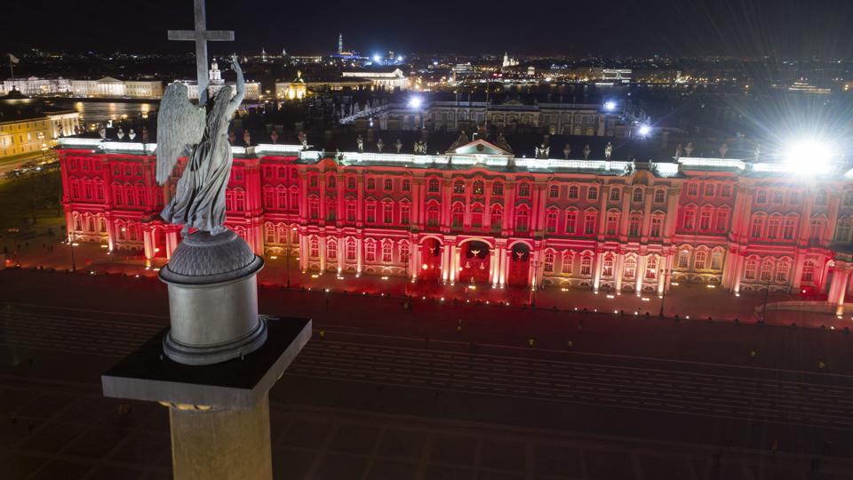 Vinterpaladset i Skt. Petersborg lyser op i rødt i forbindelse med 100-året for den russiske revolution. Bygningen var frem til 1917 zarens residens. I dag er det museum. Foto: ritzau/AP/Dmitri Lovetsky