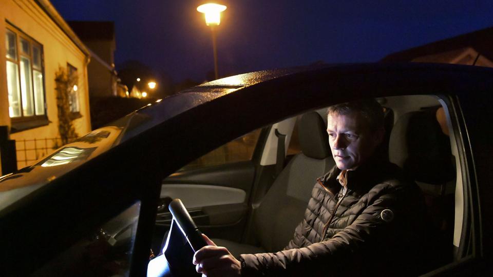 Klokken 6.42: Thomas Stengaard Nielsen ruller ud af indkørslen i Birkelse. Forude venter 26 kilometer til arbejdet i Aalborg. Foto: Michael Koch <i>Michael Koch</i>