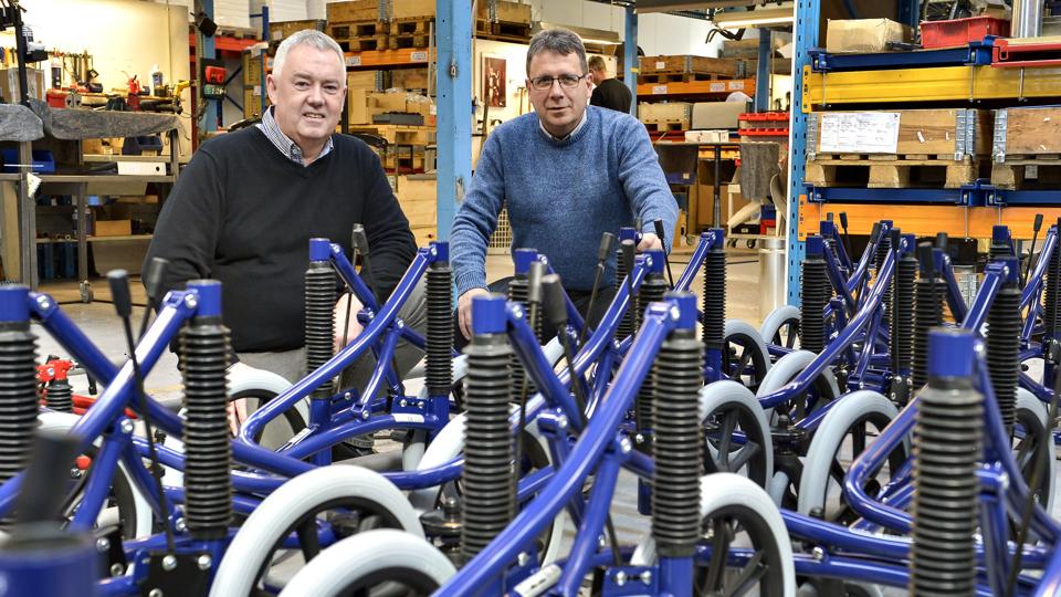Jan Sahlertz - i blå trøje - og Palle Lind Jensen ejer sammen virksomheden Meyland-Smith A/S, der producerer hjælpemidler til handicappede. Foto: Bent Bach