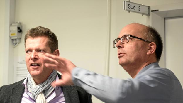 Hospitalsdirektør Henrik Larsen (th.) slår fast, at hospitalet følger de retningslinjer, som Sundhedsstyrelsen udstikker. Her er han sammen med Sundhedsstyrelsens direktør Søren Brostrøm under et tidligere besøg på hospitalet i Hjørring. Foto: Regionshospital Nordjylland.