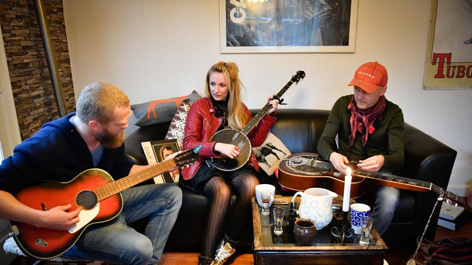 Fra Venstre Telestjernen, Laura Mo og Simon Bekker fra Sonja Hald. Foruden dem består Keminowa Cowboys af Hverdagens Helte og Ulvetimen - i alt 15 musikere, hvis kalendere skal koordineres, hver gang de skal spille sammen. Foto: Kim Dahl Hansen <i>Foto: Kim Dahl Hansen</i>