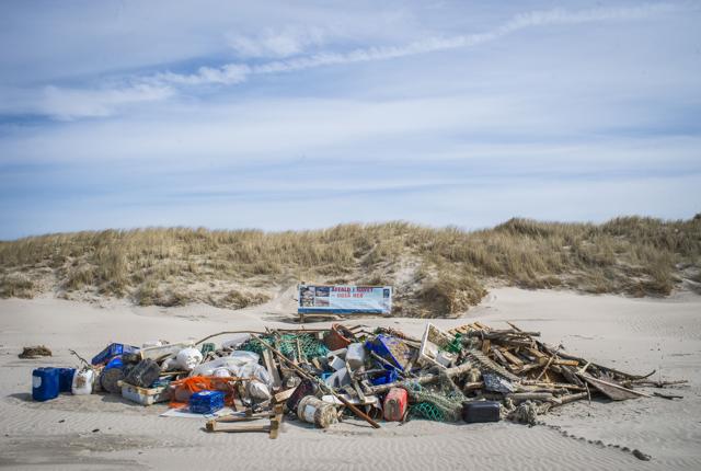 I efterårsferien kan man vinde præmier ved at samle affald på stranden. Arkivfoto: Martin Damgård