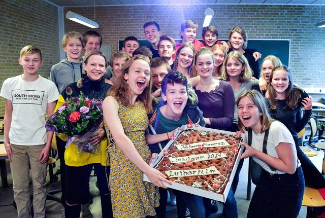 Kristendomslærer Sofie Stavnager Heissel fik blomster og hele klassen kage, som holdes af ”hovedgruppen” bag den vindende film, fra venstre Milla Schmidt Hannibalsen, Tobias Bredahl Christensen og Camilla Haack Vadstrup.
