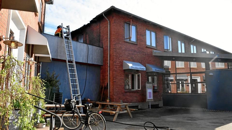 Det lykkedes at få stoppet ilden, inden den bredte sig til hotelbygningen. Foto: Jan H. Pedersen