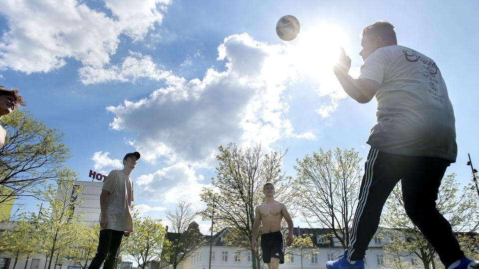 Det er nok ikke helt vejr til bar kass', men det begynder at dufte lidt af sommer og sol. Arkivfoto: Torben Hansen