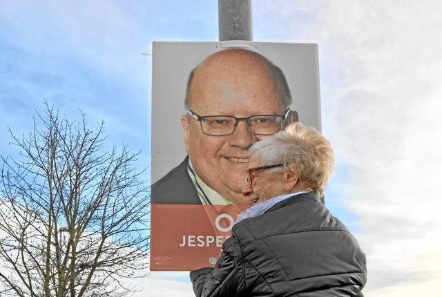 Else Jespersgaard på 88 år hænger valgplakater op. Privatfoto