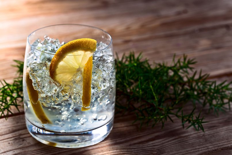 - Det er ekstremt vigtigt at fylde sit glas helt op med is, for ellers smelter isen og udvander drinken, siger barmanager Nick Kobbernagel Hovind. Foto: Colourbox