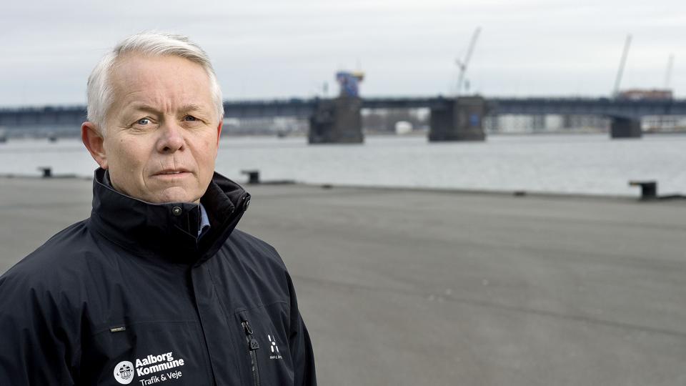Henrik Jess Jensen kalder asfaltarbejderne på Limfjordsbroen for rettidig omhu. Arkivfoto: Lars Pauli <i>Lars Pauli</i>