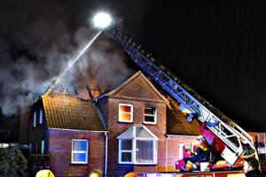 Voldsom brand i hus efter lynnedslag