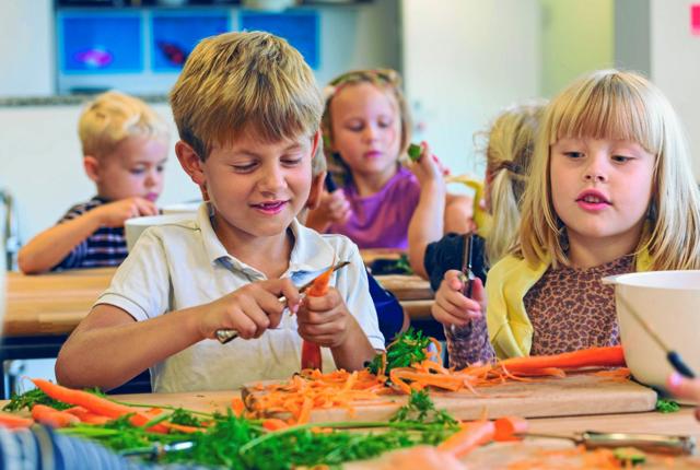 Elever på mere end 40 skoler i Region Nordjylland er klar til at sætte tænderne i det nye Projekt Sund Skole, der sætter fokus på gode madvaner.
