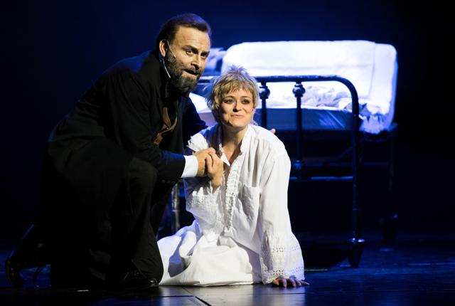 Her tager hovedpersonen Jean Valjean (Jesper Lundgaard) afsked med den døende Fantine (Mariann Mikkelsen). Foto: Henrik Bo.