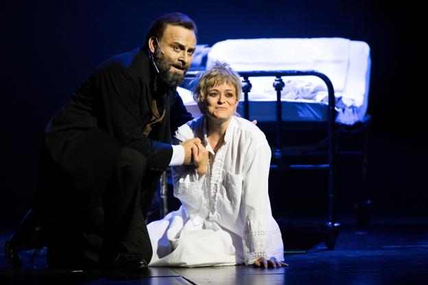 Her tager hovedpersonen Jean Valjean (Jesper Lundgaard) afsked med den døende Fantine (Mariann Mikkelsen). Foto: Henrik Bo. <i>Foto: Henrik Bo</i>