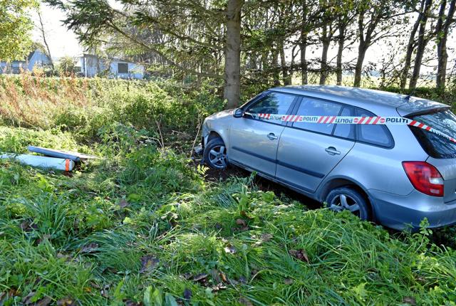 Der skete materiel skade på bilen, og den kvindelige fører blev i ambulance kørt til skadestuen på sygehuset i Aalborg til observation for smerter i ryggen og nakken.