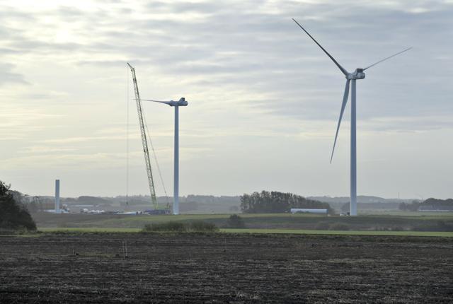 Seks 150 meter høje vindmøller bliver lige nu rejst i området mellem Ugilt og Sønderskov. 

Fotos: Bente Poder