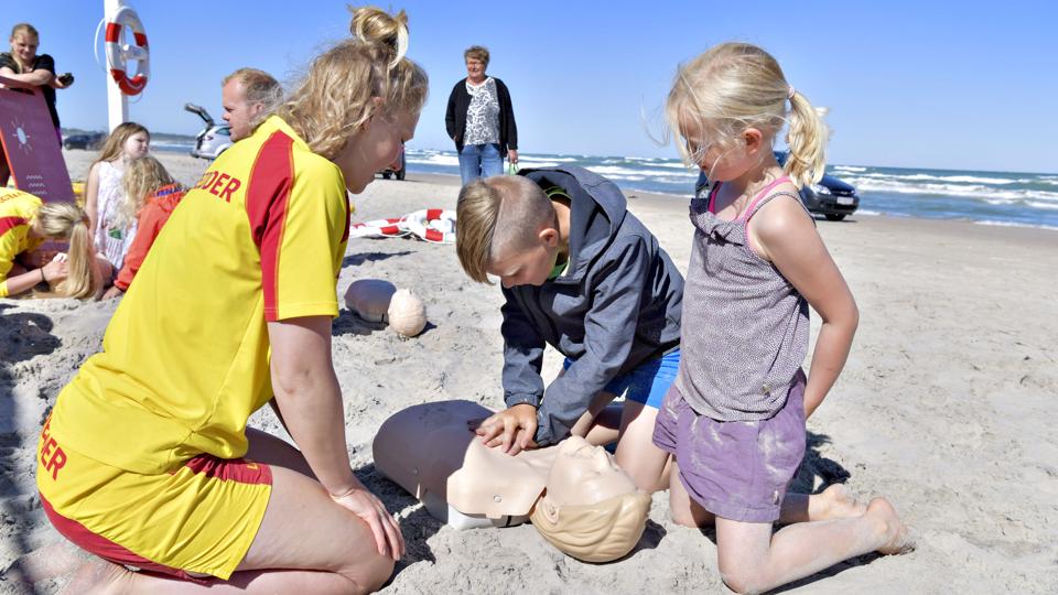 Der har heldigvis været flest oplæysnede og forebyggende aktioner - her hos livredderne på Tversted strand. Foto: Bente Poder <i>Bent Bach</i>