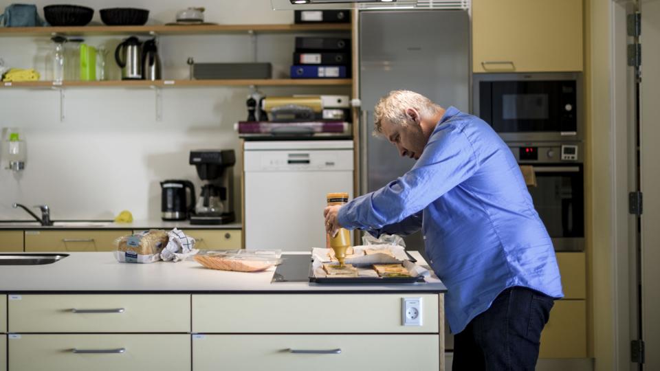 Ulrich Andersen, beboer på det nye Bostedet Hadsund, slipper formentlig for at betale et ”kostforarbejdningsgebyr” til Mariagerfjord Kommune. Her laver han toast i det fælles køkken. ?Foto: Nicolas Cho Meier