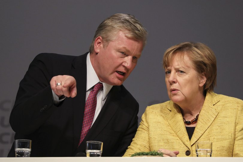 Tysklands forbundskansler, Angela Merkel, sammen med partifælle Bernd Althusmann. Han er spidskandidat for CDU ved søndagens valg i Niedersachsen. Valget kan blive afgørende for Merkels manøvrerum i regeringsforhandlingerne på landsplan, der begynder i næste uge. Foto: AP/Christian Charisius