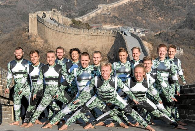 Her ses en del af verdensholdet på den kinesiske mur