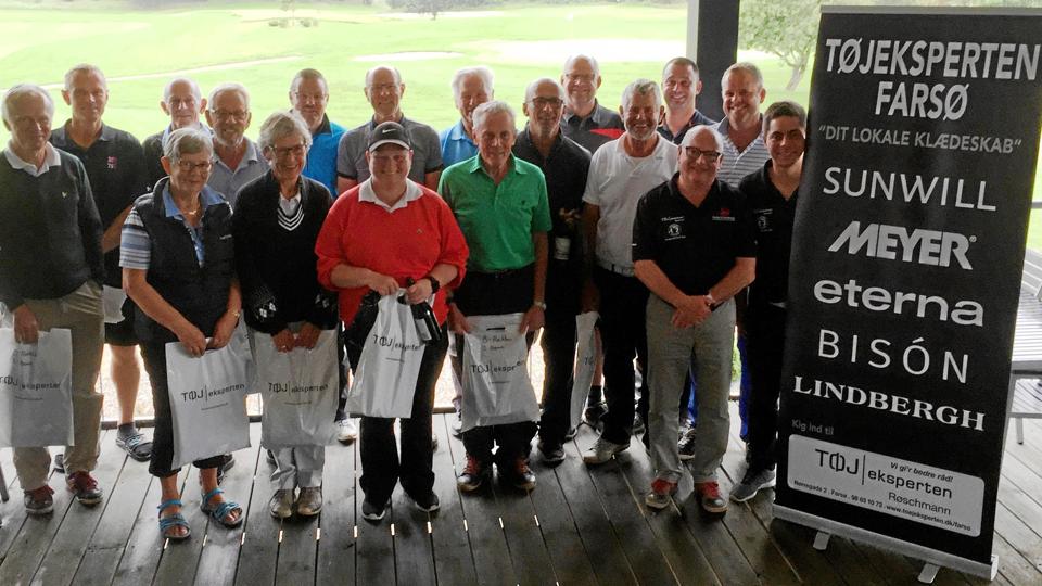 En flok glade præmietagere samlet efter weekendens Tøjeksperten Match i Hvalpsund Golf Club. Privatfoto