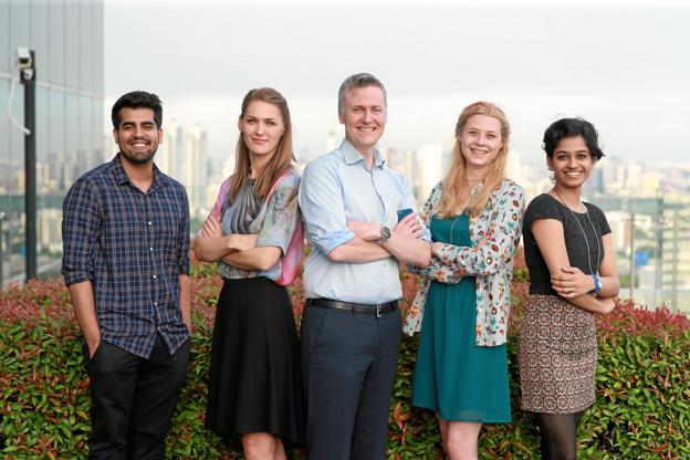 Det vindende team Green Cred, som består af Vinderholdet består af Hanne Borris Mathiesen fra Danmark, indiske Paridhi Rustogi, Sajawal Waseem fra Pakistan og Anja Drobnjak fra Montenegro. I midten mentor og Telenor’s Head of Research, Bjørn Taale Sandberg.
.