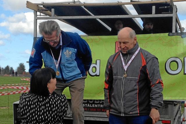 Vagn Lidegaard får overrakt sin bronzemedalje ved weeekendens DM-stævne i Rold Skov.  Privatfoto