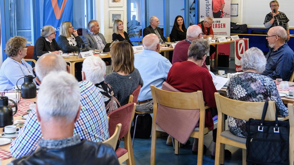 På et velbesøgt vælgermøde på Aktivitetscentret i Skagen onsdag eftermiddag var der hård kritik af normeringen på bofællesskaberne, men socialudvalget fastholder, at der ikke er sparet en krone. Foto: Peter Broen