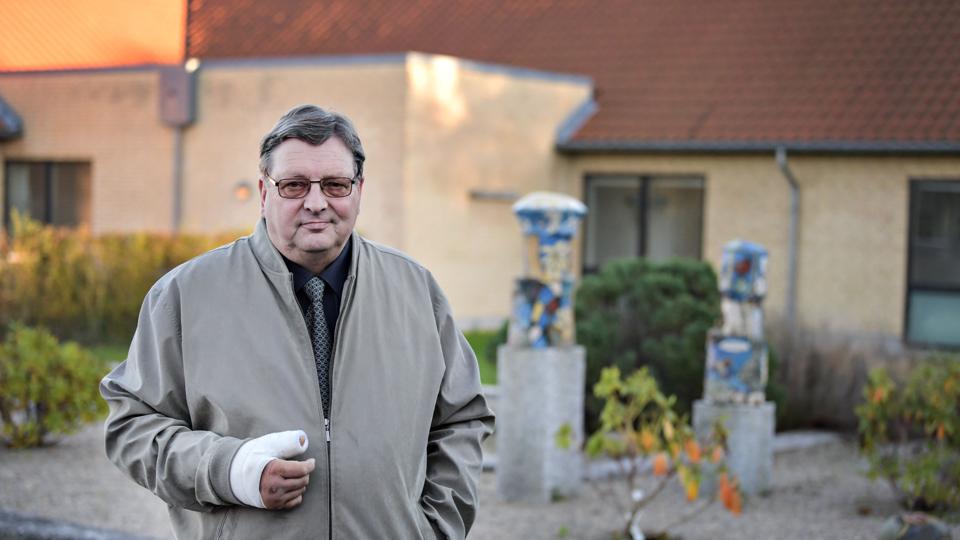 Gunnar Steensen fotograferet foran det bofællesskab på Odinsvej, hvor hans datter bor. Han mener, at det skriger til himlen, at politikerne ikke holder, hvad de lover. Foto: Bent Bach