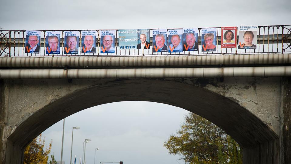 Fra lørdag 28. oktober må der ophænges valgplakater - striben her er fra kommunalvalget i 2013. Arkivfoto: Bo Lehm