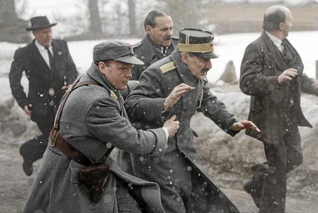 Kong Haakon, i midten af billedet, hjælpes i sin flugt fra de tyske besættelsestropper. Scene fra Kongens Valg.