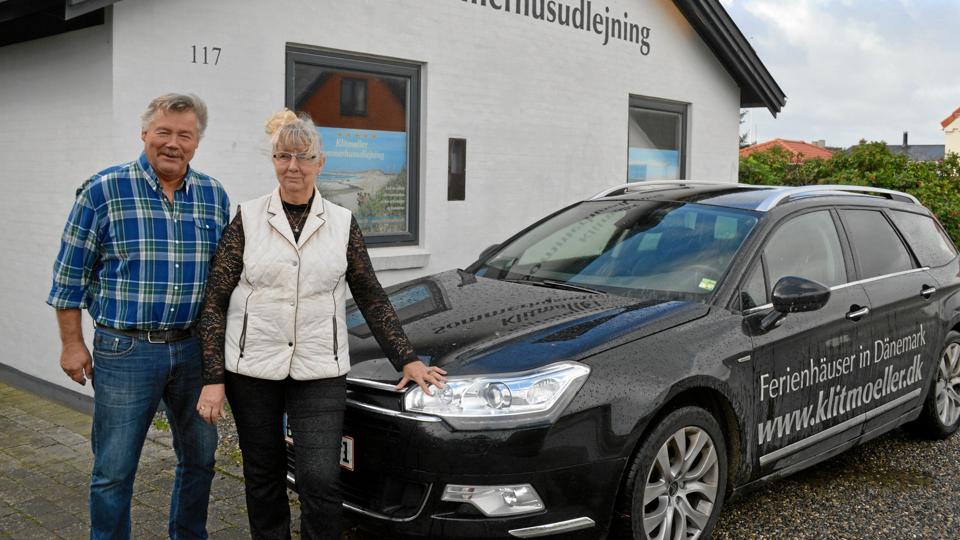 Bendt Grandjean-Thomsen, der har drevet Klitmøller Sommerhusudlejning i 35 år, vil fremover være tilknyttet Sol og Strand som ekstern konsulent. Og Anne Marie Thorup Nielsen vil ligeledes arbejde for den nye ejer. Privatfoto