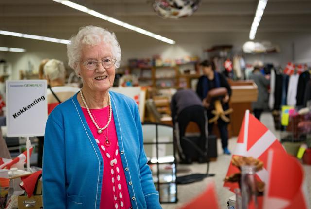 78-årige Birgit Elise Jensen har været medhjælper i Danmissions genbrugsbutik i Frederikshavn i 26 år, og hun nyder sit ugentlige arbejde med salg og meget mere i butikken i Søndergade.Foto: Kim Dahl Hansen