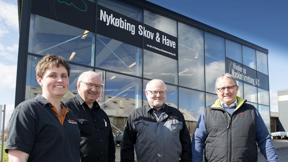 Tre personer styrer til daglig Nykøbing Skov og Have. Fra venstre Susanne Krog, butik, Verner Sørensen, maskiner, Henning Bundgaard, værksted, og indehaver Jan Pedersen. <i>Foto: Peter Mørk</i>
