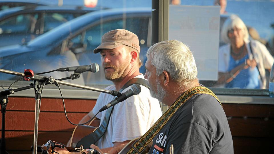 Lasse Hansen (kasketten) underholdt på havnen. Han havde taget sin svigerfar med. <i>Flemming Dahl Jensen</i>