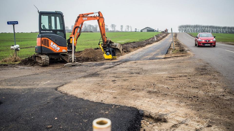 Op til jul fik den sidste strækning af den 3,6 kilometer lange cykelsti asfaltbelægning, nemlig ved Grynderup. Her er der også etableret 12 nye lysmaster placeret i vejkrydset Grynderupvejen og Bratbjergvej.
Arkivfoto: Martin Damgård