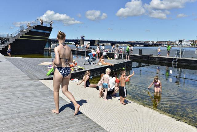 Små og store vandhunde kan allerede nu begynde at glæde sig til en ny sæson i Aalborg Havnebad, der åbner dørene ind til anlægget lørdag den 1. juni. Arkivfoto: Bent Bach