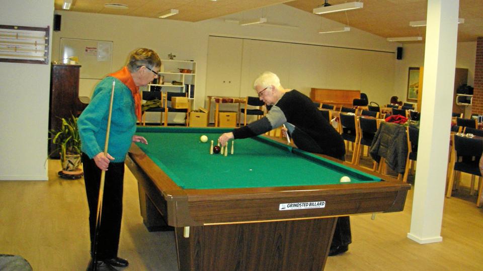Billard er ikke kun for herrer. Også kvinderne har med stor entusiasme kastet sig ud i at spille billard på Engparken i Rørbæk. Privatfoto