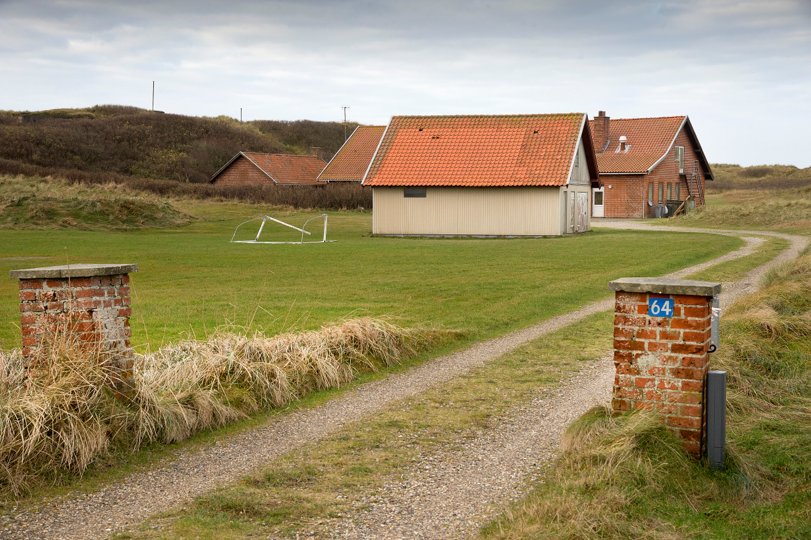 Vesterhavsgården i Sdr. Vorupør var under besættelsen del af en tysk radarstation. I dag er bygningerne ikke mere tidssvarende og skulle være fjernet, hvis planerne om at opføre 27 ferieboliger kunne gennemføres. Nu vil Vesterhavsgårdens ejer i dialog med kommunen for at finde ud af, hvad der er mulighed for at realisere på stedet. <i>Arkivfoto: Peter Mørk</i>